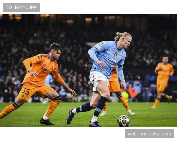 特写镜头：吕迪格贴身盯防哈兰德，角球争夺中两人双双倒地