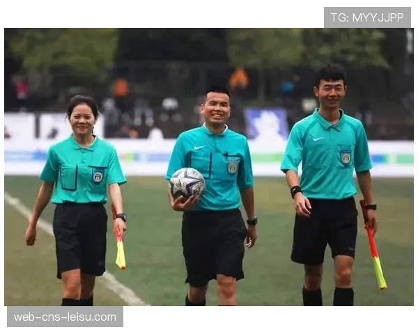 裁判的视角:国际级裁判长谈在高压判罚中保持公正