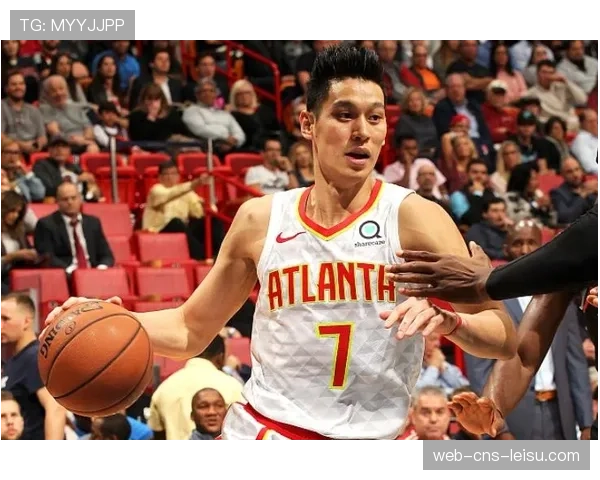 绝杀后,罗马尼亚小将愣在原地,直到被队友扑倒庆祝 绝杀后,罗马尼亚小将愣在原地,直到被队友扑倒庆祝